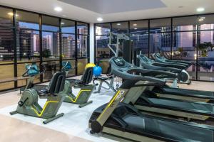 萨尔瓦多Boulevard Residencial的健身房设有跑步机和椭圆机