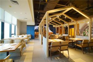 广州广州粤侨亚朵酒店的用餐室配有木桌和椅子