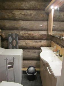鲁卡鲁卡凯库别墅度假屋的浴室设有木墙、卫生间和水槽