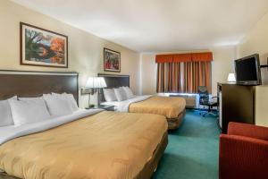 本德Bend Quality Inn的酒店客房设有两张床和电视。