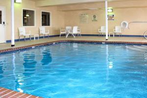 切斯特菲尔德切斯特菲尔德康福特茵酒店及套房的酒店的大型游泳池配有桌椅