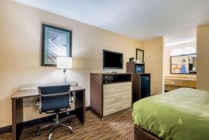 卡尔曼Quality Inn的酒店客房配有一张床和一张带电脑的书桌
