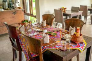 Dan Sai普纳科目度假村的餐桌和桌布