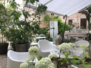 Penne-dʼAgenais苏拉宫住宿加早餐旅馆的花园里的一组白色的桌椅