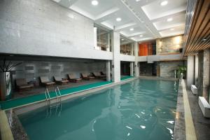 乌兰巴托克普特酒店及会议中心的一座配有桌椅的酒店游泳池