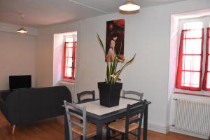 特雷布Le Midi 3的一间用餐室,配有一张桌子和盆栽植物