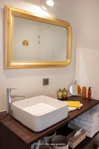 科特赖克Broel4的浴室设有白色水槽和镜子