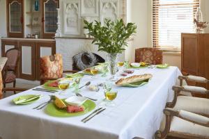 梅森堡Bella Ev Guest House的一张桌子,上面有白色的桌布,上面有食物