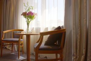 索非亚特里亚达酒店 的桌子和椅子上花瓶
