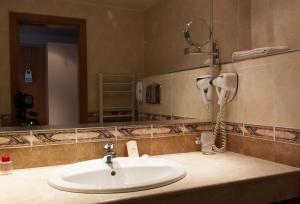索非亚特里亚达酒店 的一间带水槽和镜子的浴室