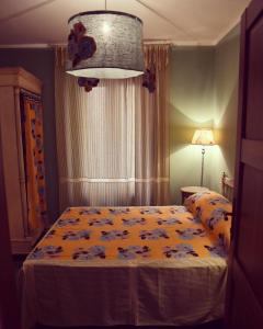内图诺Le Stanze del Borgo的一间卧室,床上有泰迪熊