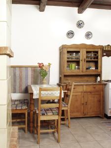 BátorNevenincs Vendégház的厨房配有桌椅和橱柜。