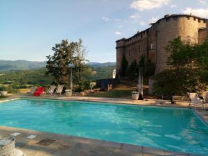 CompianoCastello Di Compiano Hotel Relais Museum的城堡前的游泳池