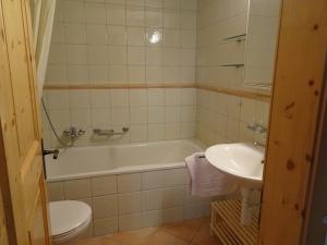 上萨克森Gadahüs 4 Elvers Misanenga - Ferienwohnung mit Bad/WC, 54 m2 für max. 4 Personen的带浴缸、卫生间和盥洗盆的浴室