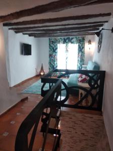赫里卡La Vía Verde的卧室配有一张床和一张桌子