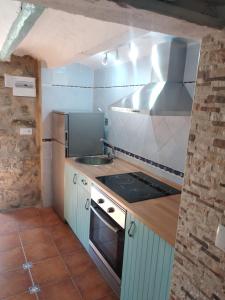 赫里卡La Vía Verde的厨房配有水槽和炉灶 顶部烤箱