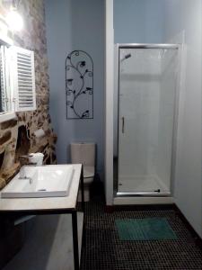 萨利耶德贝阿尔恩AUX ROSIERS的带淋浴和白色盥洗盆的浴室