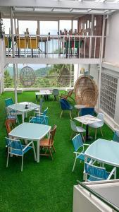 大雅台The NEST, Tagaytay的草地上带桌椅的天井