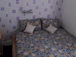 布莱克浦贝尔罗伊酒店的一间卧室,床上放着鲜花