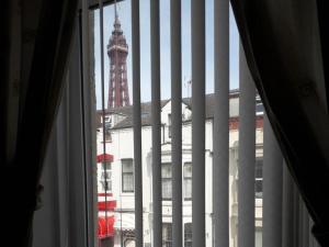 布莱克浦贝尔罗伊酒店的享有大楼和塔楼景致的窗户