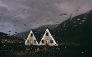 卡兹贝吉Twins Achkhoti的雨中房屋的景色