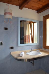 阿尔布斯Hotel Soffio di Vento的一间带水槽和镜子的浴室