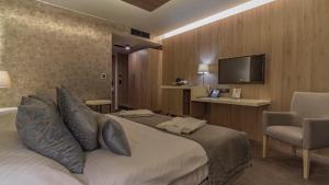波普拉德水城四季酒店的配有一张床和一台平面电视的酒店客房