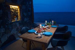 易莫洛林阿贝罗米洛斯独家别墅度假屋的一张木桌,上面有蜡烛和食物