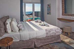 易莫洛林阿贝罗米洛斯独家别墅度假屋的一间卧室设有一张大床,享有海景