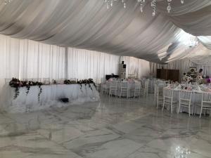 德罗贝塔-塞维林堡康多尔酒店的配有白色桌椅和白色窗帘的房间