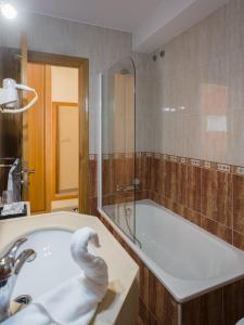 O Pindo阿里亚斯酒店的带浴缸和盥洗盆的浴室