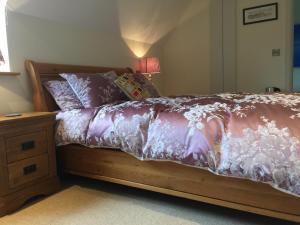 尚克林Martlets B&B的一间卧室配有一张木架床和一张桌子