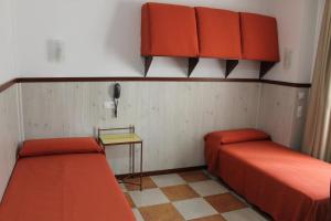 科尔多瓦唐宝拉酒店的小房间设有两张床和电话