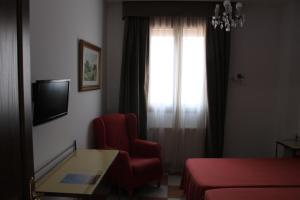 科尔多瓦唐宝拉酒店的酒店客房设有红色椅子和窗户。
