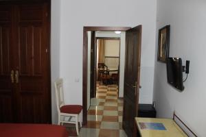 科尔多瓦唐宝拉酒店的一间设有门厅和电视的房间