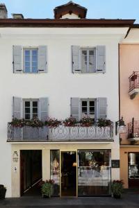 圣文森特Maison Alliod的白色的建筑,带有鲜花阳台