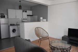 特雷布Le Midi 3的一间带桌椅的客厅和一间厨房