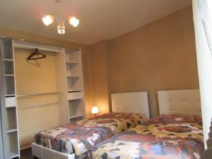 特雷布Le Midi 3的卧室内两张并排的床