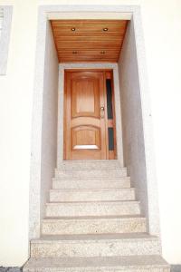 加亚新城Porto Cruz的白色建筑的木门,设有楼梯