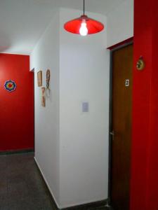 圣胡安Destino San Juan Hostel的走廊上设有红色和白色的墙壁和门