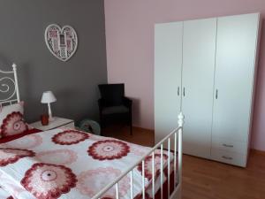 哈尔伯Ferienwohnung zum Schuster的卧室配有一张床和一个白色衣柜