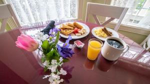 布兰森维多利亚大酒店的一张桌子,上面摆放着早餐食品、咖啡和鲜花