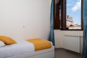 罗马Minerva Monks Inn的一间卧室设有一张床和一个窗口
