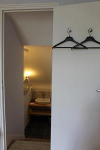 Saint-ÉvarzecManoir du Moustoir - Hôtel Les Empreintes的一间带水槽和镜子的浴室