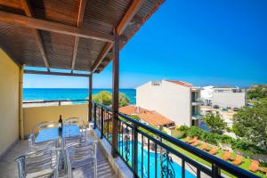 利迈纳里亚Konstantinos Beach 2的阳台配有椅子,享有海景。