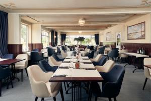 哈尔德哈赖普哈尔德哈赖普凡德瓦克酒店的大型用餐室配有桌椅