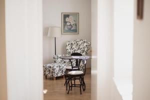 艾森埃尔茨Barbara Residenz / Apartment Clematis的客厅配有桌椅