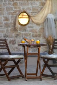 盖奥斯Paxos Fairytales Lovenest 1的一张木桌,放着一碗食物和两把椅子