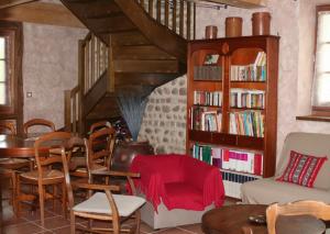 ChâtenayGîte de la Commanderie的客厅设有楼梯和桌椅