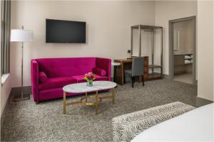 波特兰Harlow Hotel的客厅配有紫色沙发和桌子